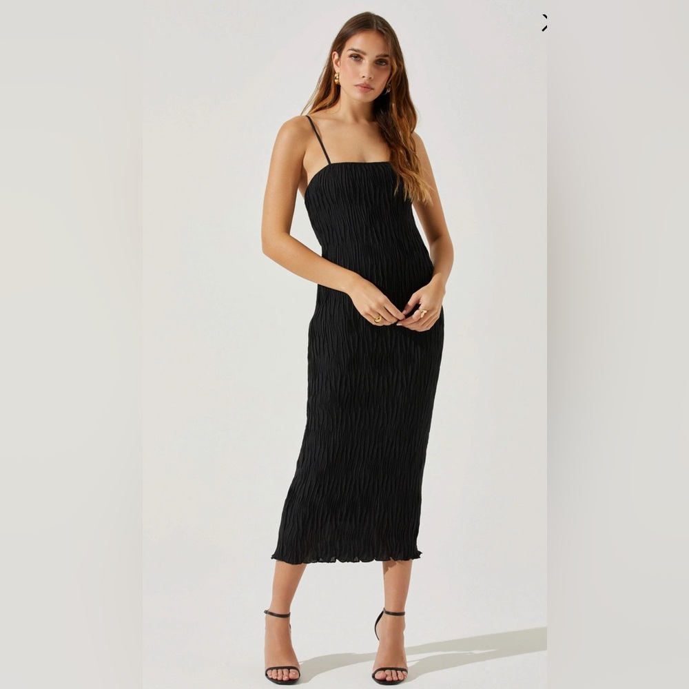 ASTR The Label Open Back Plisse Midi Dress